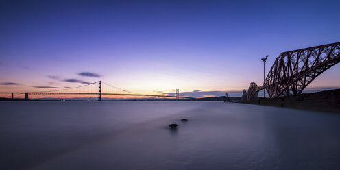 Großbritannien, Schottland, South Queensferry, Forth Road Bridge und Forth Bridge, Sonnenuntergang - SMAF000185