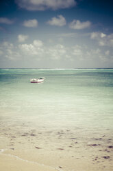 Seychellen, La Digue, Boot am Strand - KRPF000304