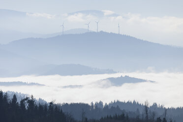 Deutschland, Baden-Württemberg, Schwarzwald, Windräder vernebelt - LAF000604