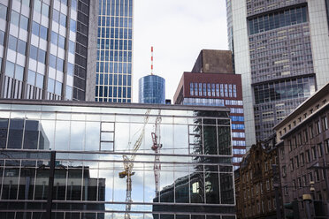 Deutschland, Hessen, Frankfurt, Wolkenkratzer, Glasfront, Spiegelung eines Baukrans - ZMF000254