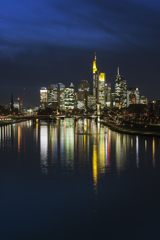 Deutschland, Hessen, Frankfurt am Main, Finanzviertel, Ignatz-Bubis-Brücke, Skyline bei Nacht, lizenzfreies Stockfoto