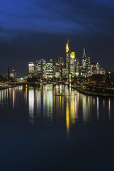 Deutschland, Hessen, Frankfurt am Main, Finanzviertel, Ignatz-Bubis-Brücke, Skyline bei Nacht - ZMF000256