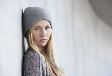 Portrait of unhappy teenage girl - WWF003219