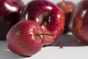 Rote Äpfel mit Wassertropfen auf weißem Grund - YFF000039