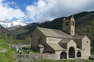 Spanien, Iglesia de San Miguel vor den Pyrenäen - LAF000623