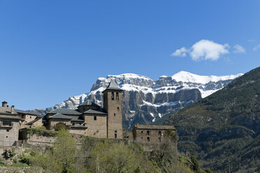 Spanien, Valle de Ordesa, Torla, Kirche vor den Pyrenäen - LAF000621