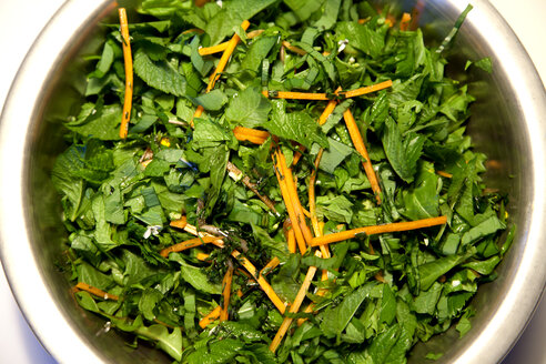 Bio-Salat mit Karotte, Nahaufnahme - NDF000424