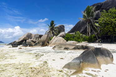 Seychelles, La Digue, Rock formations at Point Source d'Argent - WE000009