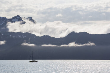 USA, Alaska, Seward, Resurrection Bay, view to mountains and sailing boat in front - FOF006093
