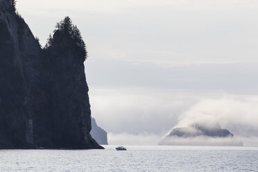 USA, Alaska, Seward, Resurrection Bay, view to rocks and sailing boat - FOF006089