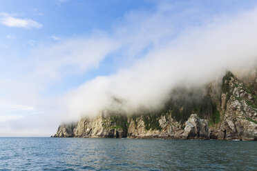 USA, Alaska, Seward, Resurrection Bay, Felsen hinter einer Wolke versteckt - FOF006090