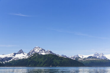 USA, Alaska, Seward, Resurrection Bay, Blick auf schneebedeckte Berge - FOF006094