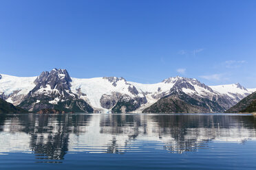 USA, Alaska, Seward, Resurrection Bay, Blick auf den sich im Wasser spiegelnden Gletscher - FOF006083