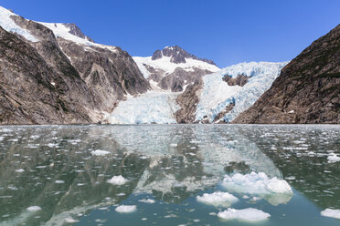 USA, Alaska, Seward, Resurrection Bay, Blick auf den sich im Wasser spiegelnden Gletscher - FOF006091