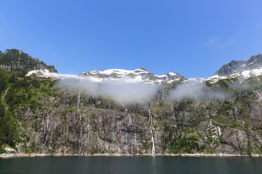 USA, Alaska, Seward, Resurrection Bay, Blick auf den Wasserfall von Cataract Cove - FOF006076