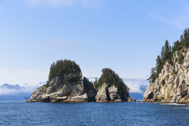 USA, Alaska, Seward, Resurrection Bay, Blick auf die Felseninsel - FOF006069