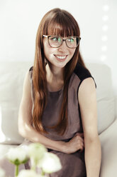 Porträt einer lächelnden jungen Frau mit Brille - MFF000898