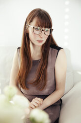 Porträt einer traurigen jungen Frau mit Brille - MFF000899