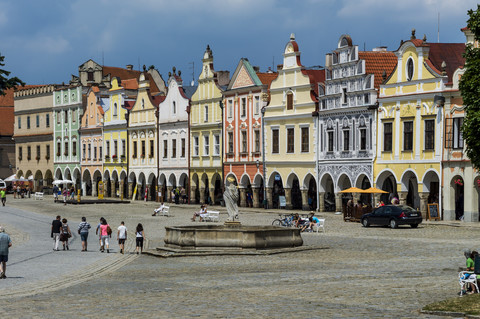 Tschechien, Vysocina, Telc, Blick auf eine Reihe historischer Häuser am Marktplatz, lizenzfreies Stockfoto