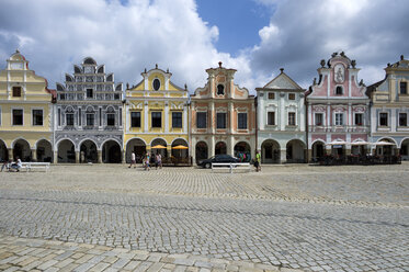 Czechia, Vysocina, Telc, view to row of historic houses at marketplace - EJWF000326