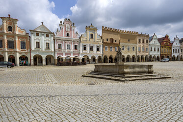 Czechia, Vysocina, Telc, view to row of historic houses at marketplace - EJWF000333