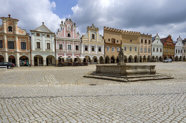 Tschechien, Vysocina, Telc, Blick auf eine Reihe historischer Häuser am Marktplatz - EJWF000333