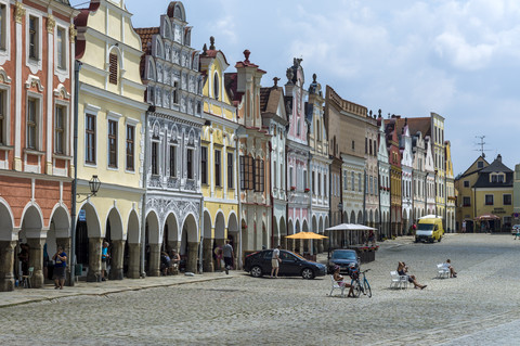 Tschechien, Vysocina, Telc, Blick auf eine Reihe historischer Häuser am Marktplatz, lizenzfreies Stockfoto