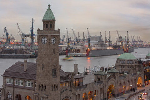 Deutschland, Hamburg, Blick auf die St. Pauli Landungsbrücken und den Hafen am Abend, lizenzfreies Stockfoto