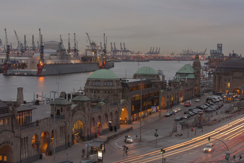 Deutschland, Hamburg, Blick auf die St. Pauli Landungsbrücken und den Hafen am Abend - ZMF000259