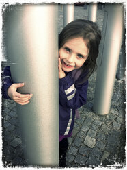 Mädchen umgeben von Säulen, Landshut, Bayern, Deutschland - SARF000257