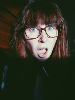 Shocked woman with glasses, close-up - MEAF000126