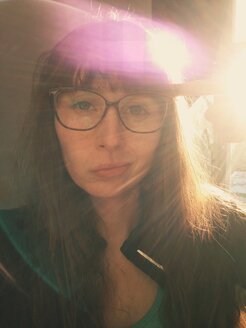 Sceptical woman with glasses, backlit - MEAF000127