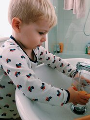 Little boy to drink from the bathroom sink - MEAF000134