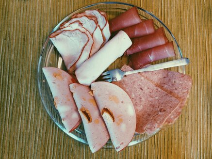 Sliced sausages for breakfast on a plate on table - MEAF000154