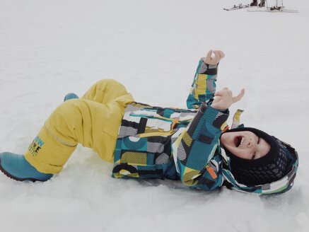 Glücklicher Junge hebt seine Hände im Schnee-Outfit - MEAF000182