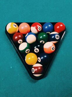 Sorted billiard balls in triangle on pool table with - MEAF000195