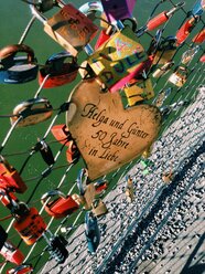 Liebesschlösser auf einer Brücke in Salzburg, Österreich - MEAF000200