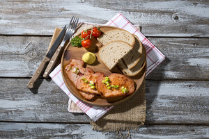 Geräuchertes Schweinekotelett mit Tomate, Frühlingszwiebeln und Senf - MAEF007917