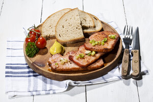 Geräuchertes Schweinekotelett mit Tomate, Frühlingszwiebeln und Senf - MAEF007916