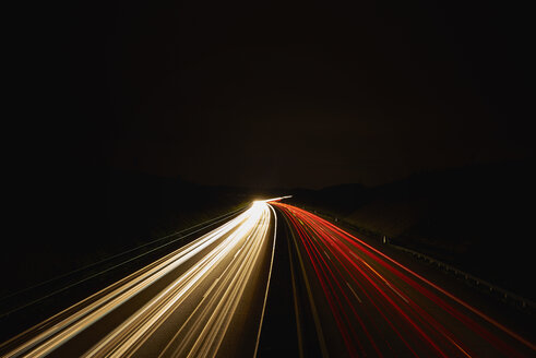 Deutschland, rote und weiße Lichtspuren auf der Autobahn bei Nacht, Langzeitbelichtung - DIKF000078