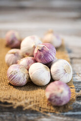 Knoblauch auf Platzdeckchen - MAEF007905