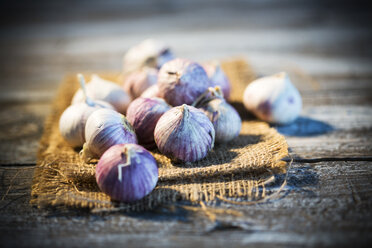 Garlic on place mat - MAEF007901