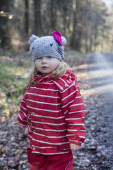 Porträt eines Kleinkindes, das am Rande des Waldes steht - IPF000031