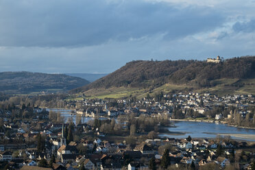 Schweiz, Thurgau, Blick von Eschenz auf den Rhein und Stein am Rhein mit der Burg Hohenklingen - ELF000873