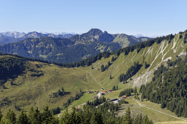 Deutschland, Oberbayern, Obere und untere Firstalm mit Risserkogel, Mangfallgebirge - SIEF005068