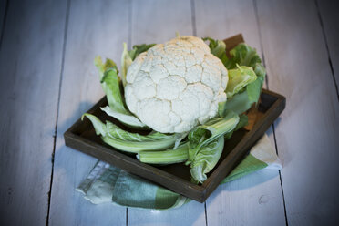 Blumenkohl auf Holzteller und Tisch - MAEF007933