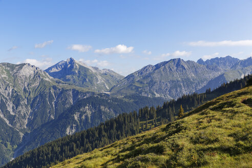 Österreich, Vorarlberg, Blick auf das Lechquellengebirge, den Schafberg und das Klostertal - SIEF005080