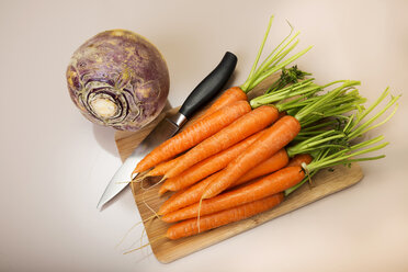 Turnip, carrots and knife on chopping board, low carb - CSTF000049