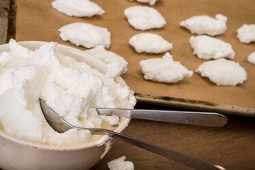 Schüssel mit Eischnee für Meringues - CSTF000029