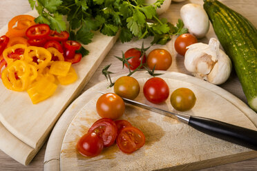 Chopped tomato on chopping board - CSTF000040